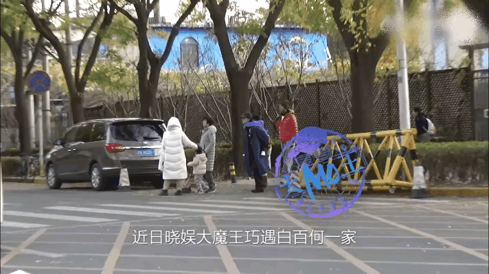 白百何背娃日常竟成全民话题，这对明星夫妇的幸福生活曝光！有时候想想，或许幸福就是