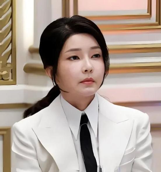 金建希现在很可怜，对于她来说，已经有3个不好的消息：第一，淑明女大宣布她学术造假