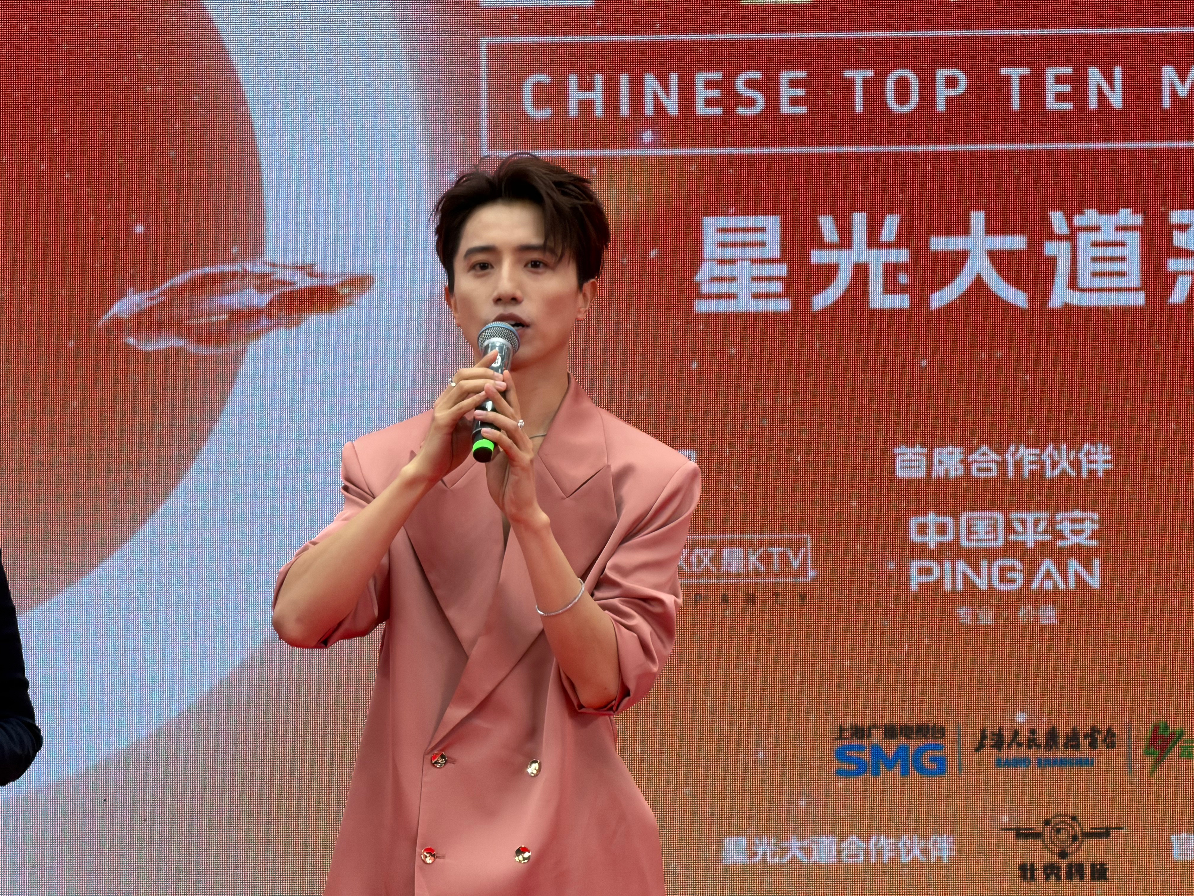 【伯远粉色西装好温柔】小鱼妹儿在第33届东方风云榜红毯上见到啦！本人也太瘦了吧~