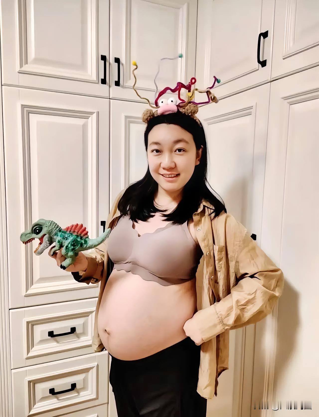 孕味满满，萌趣恐龙相伴，幸福时刻定格！😊🦕👶🏻