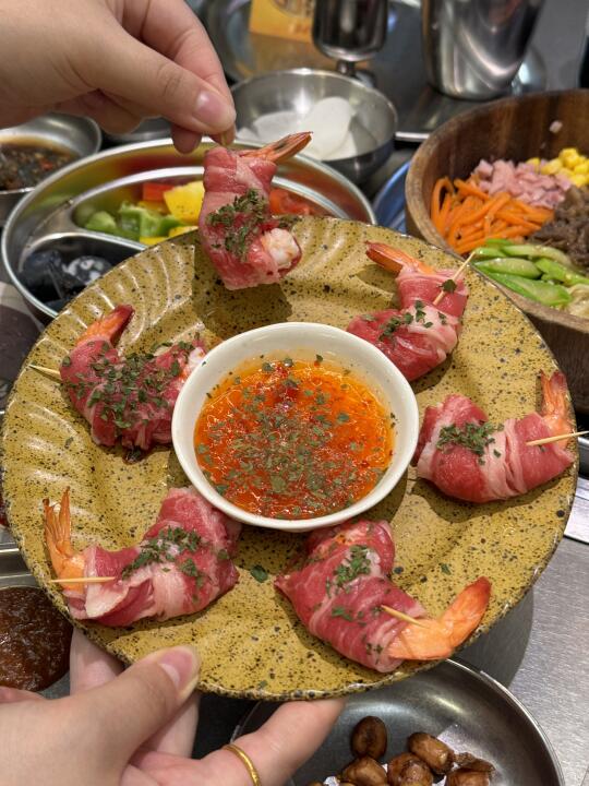 工作日挤满人的烤肉店，确实好吃