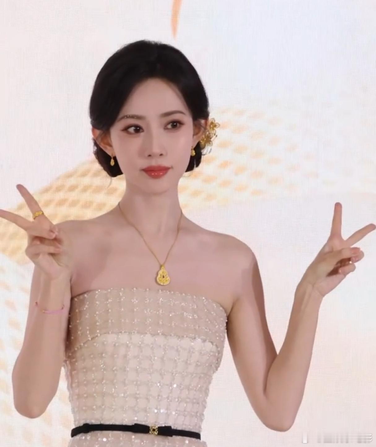 孟子义亲手编的手链送粉丝孟子义今天线下活动，亲手编的手链送给粉丝，好羡慕收到手链