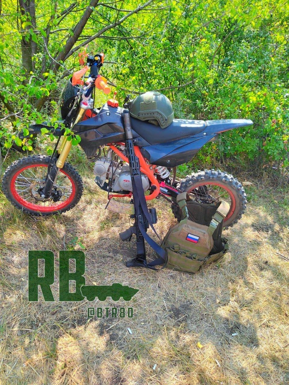 适应新时代俄军敢死突击队装备！骑摩托车搞突袭，最早搞这套的是乌军特种部队，如今被