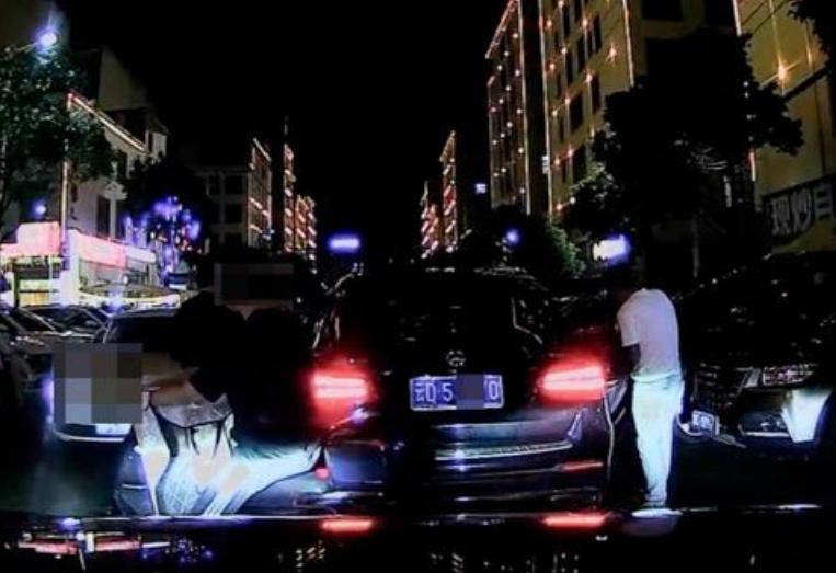 云南奔驰堵路后续：一句吐槽换来行政拘留，这代价图啥？
 
看到央广网8月12日发