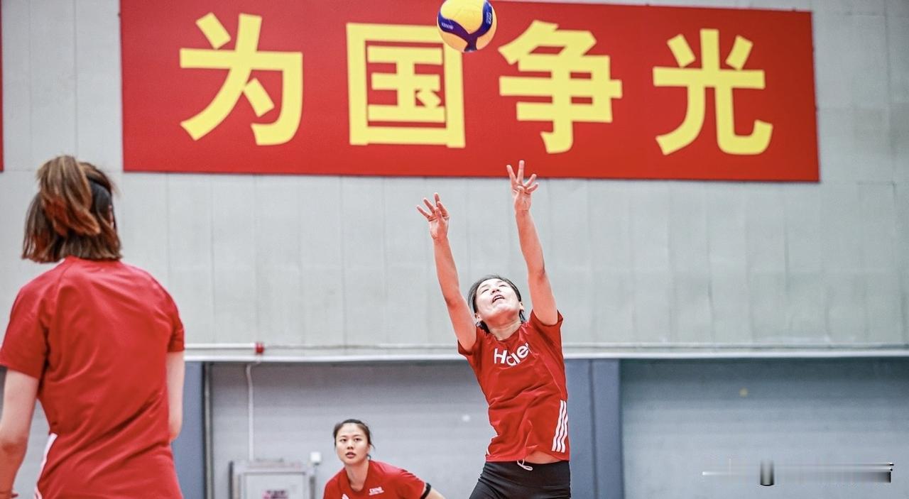 中国女排亚锦赛首发阵容疑似泄露！刚刚排协发了正在北京备战亚锦赛中国女排的集训照，
