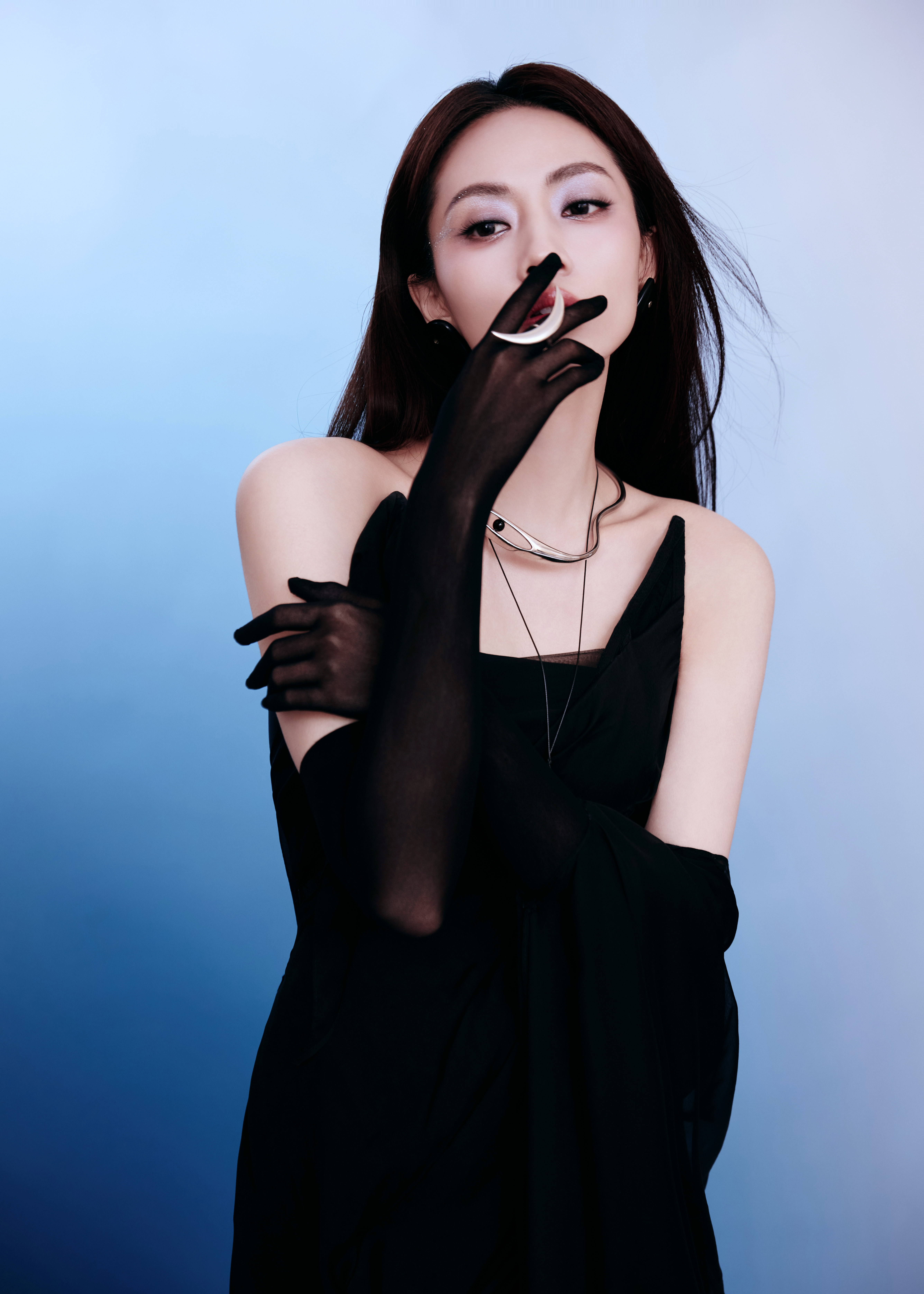 歌手直播听刘惜君唱歌太享受了，空灵婉转的歌声让人循环想听，独特的嗓音很有韵味，全