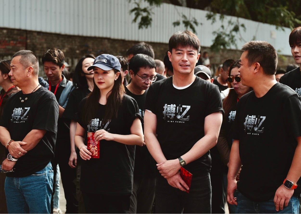 霍建华状态  霍建华今天《搏忆》开机的生图也好迷人啊，应该是已经带妆准备进入角色