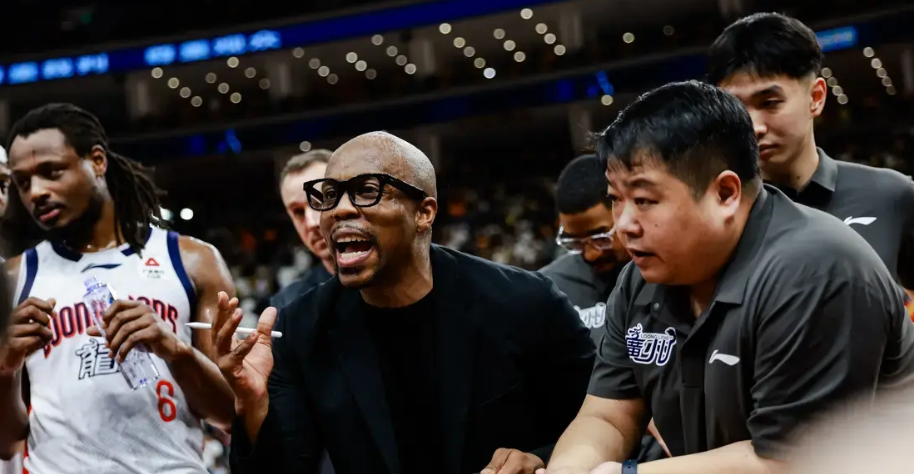 米歇尔：徐昕在护框方面帮助很大，是我心中的防守最佳球员