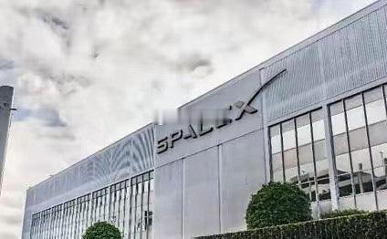 马斯克成为全球首个万亿美元富翁，对任何国家都是警示，有两方面不可忽视！今天有个事