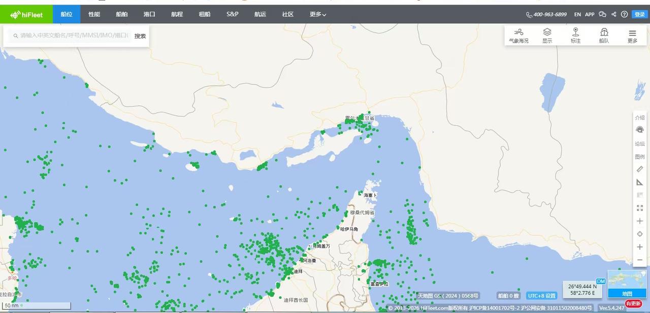 最新的船只跟踪图显示，与昨日霍尔木兹海峡代表船只的绿点，完全空白不同，今日海峡范