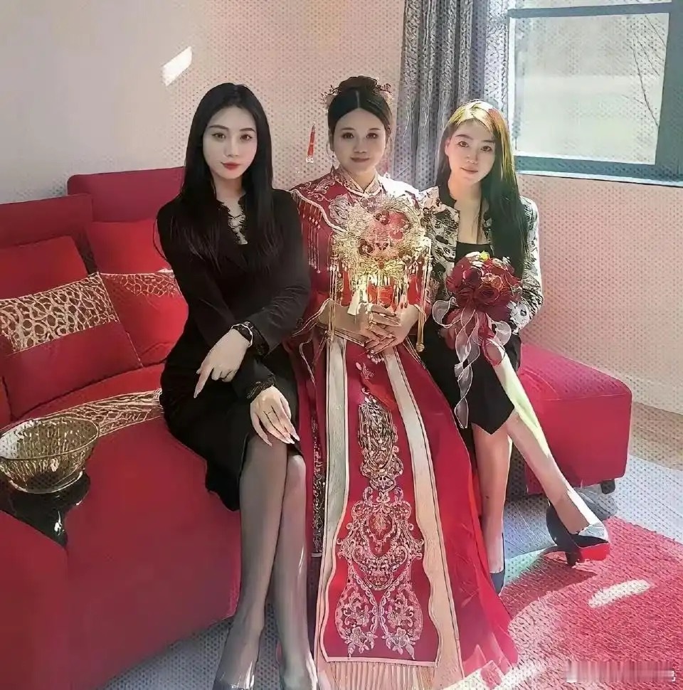 看了照片，感觉新娘不高兴了 ​​​