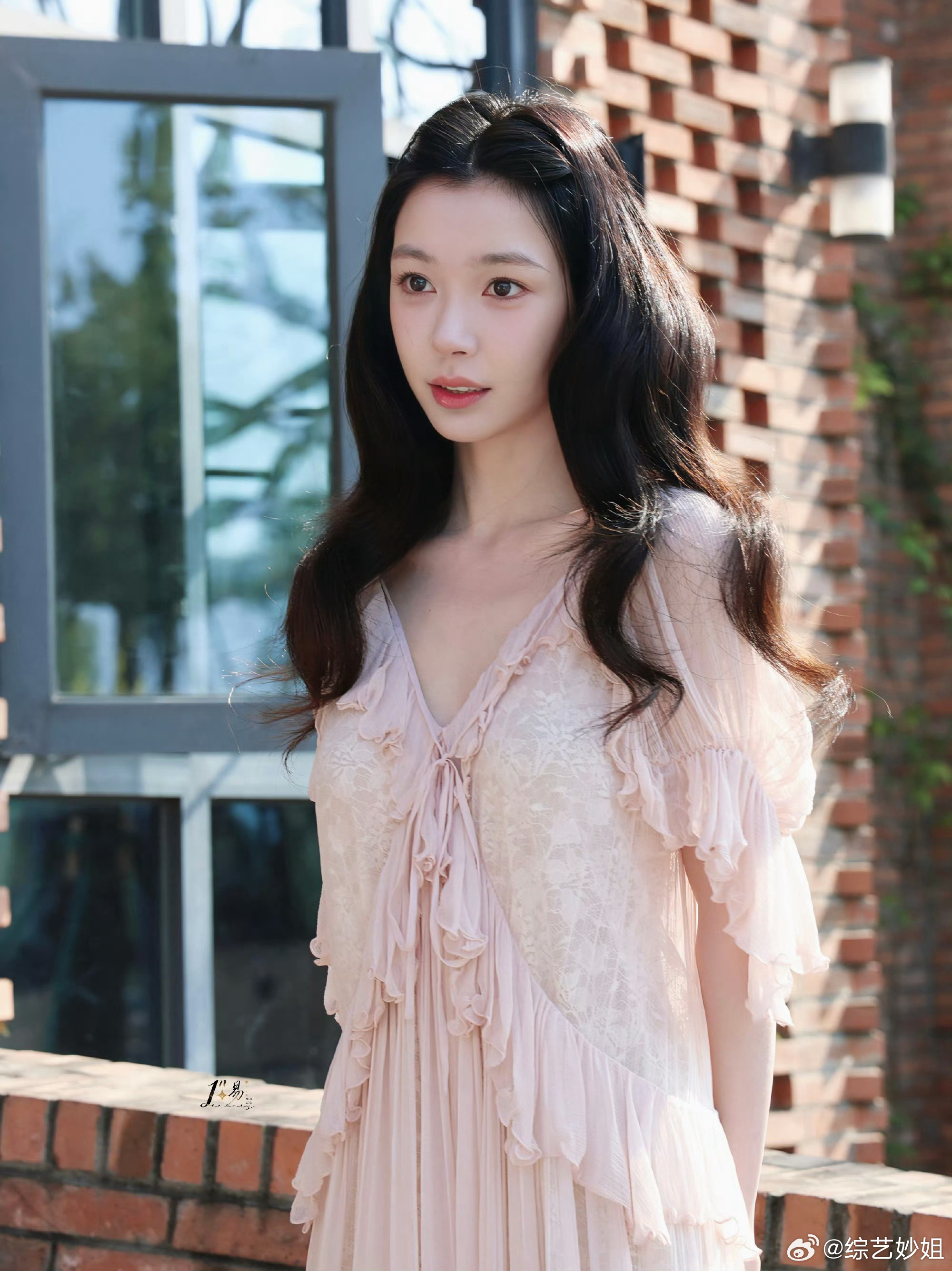 易梦玲进组《告白》第一天，出演女三叶赛宁这个妆造看着像温柔大姐姐  好漂亮啊😍