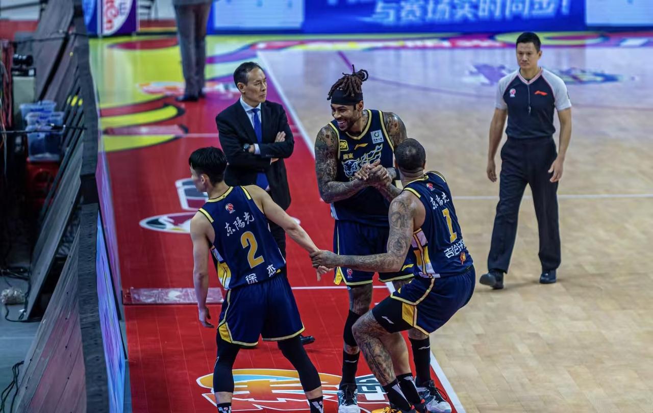 吉伦沃特已经解禁，辽宁可引进复制去年广东三叉戟组合，可保八强

辽宁队现在战绩是