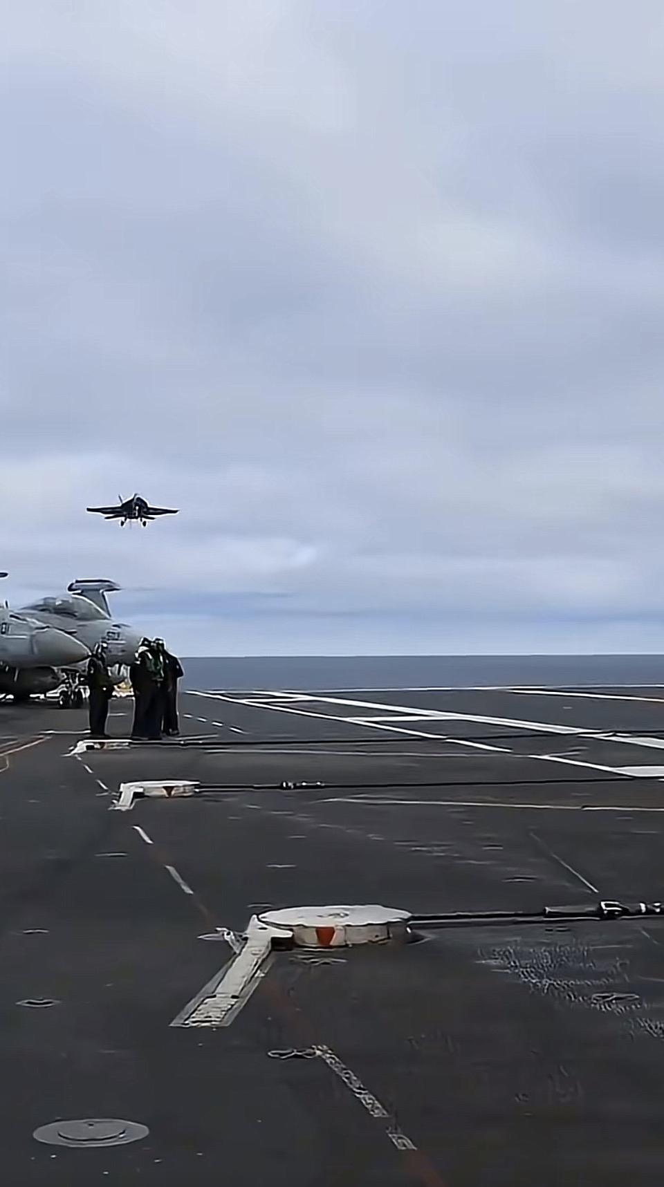 航母上的战斗机，震撼的军事力量！当战斗机在航母的甲板上呼啸而起，那划破长空的轰鸣