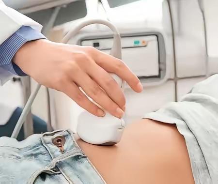 [月亮]河北，一女子做妇科体检，可医生刚检查完隐私部位，并未让她穿裤子，而是让实