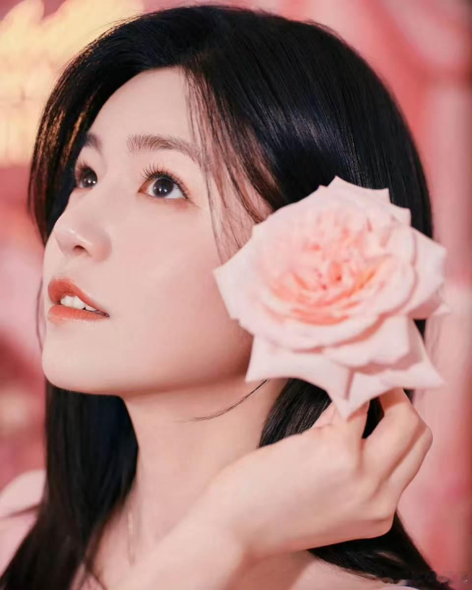 高卿尘的绅士手让陈妍希笑场了陈妍希被高卿尘拘谨乖巧的绅士举动逗得笑意满满，氛围轻