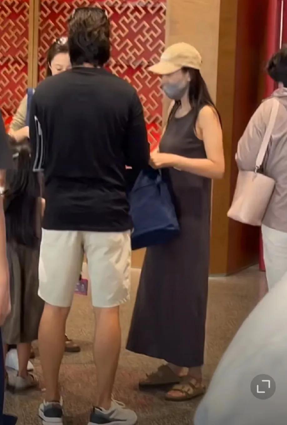 高圆圆引发热议！
8月12日，有网友偶遇高圆圆带女儿参加开学典礼，视频中她5岁的