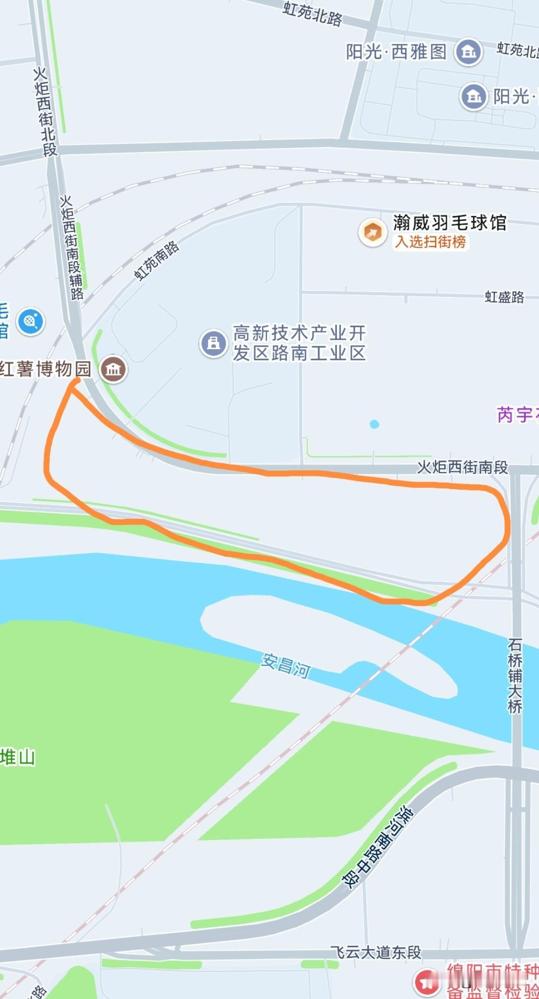 这么好的一块地，怎么就没有被房地产公司看上呢。前面就是江，后面就是双向8车道的大