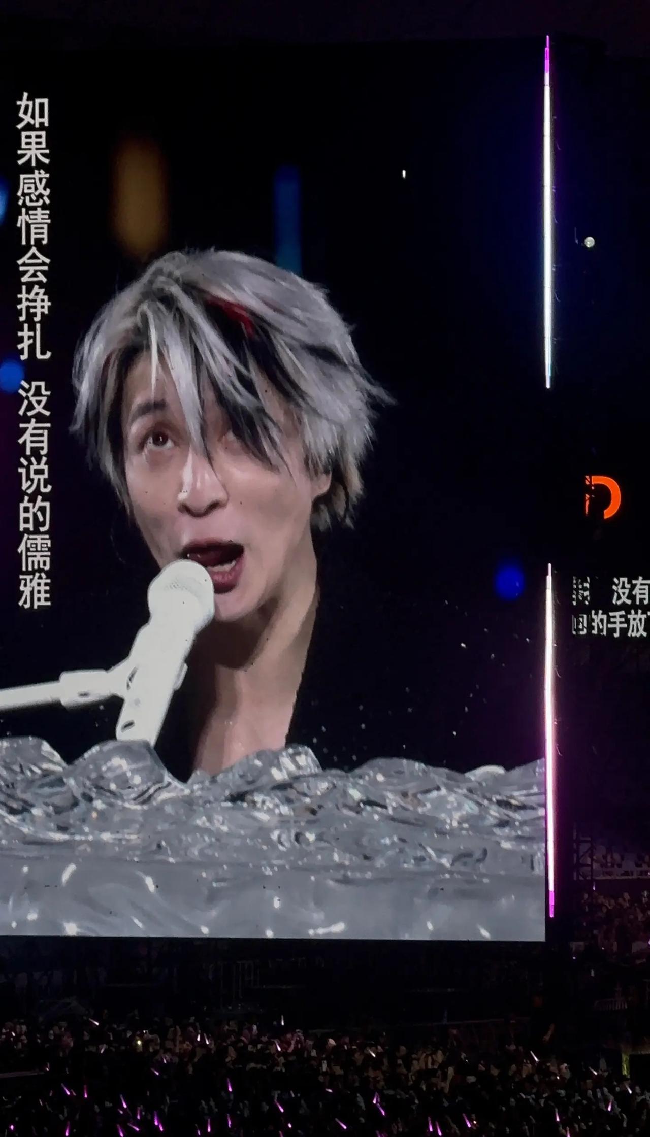哪个帅照还在剪 先将就着看 @薛之谦 我不是故意的 但是好好笑