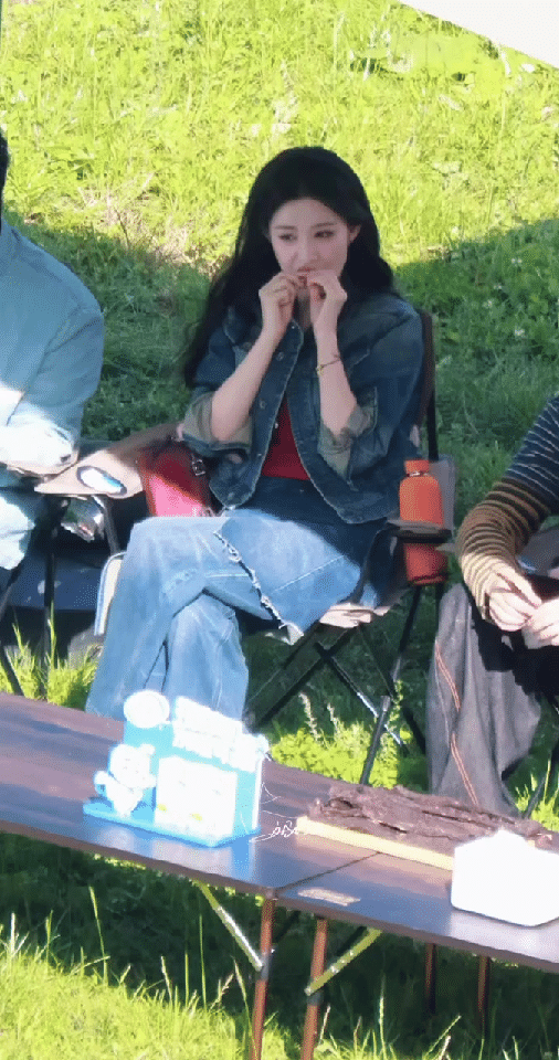 沈腾王楚然吃牛肉干像在合奏内娱名场面诞生！啃零食啃出专属双人舞台！画面里的风干牛