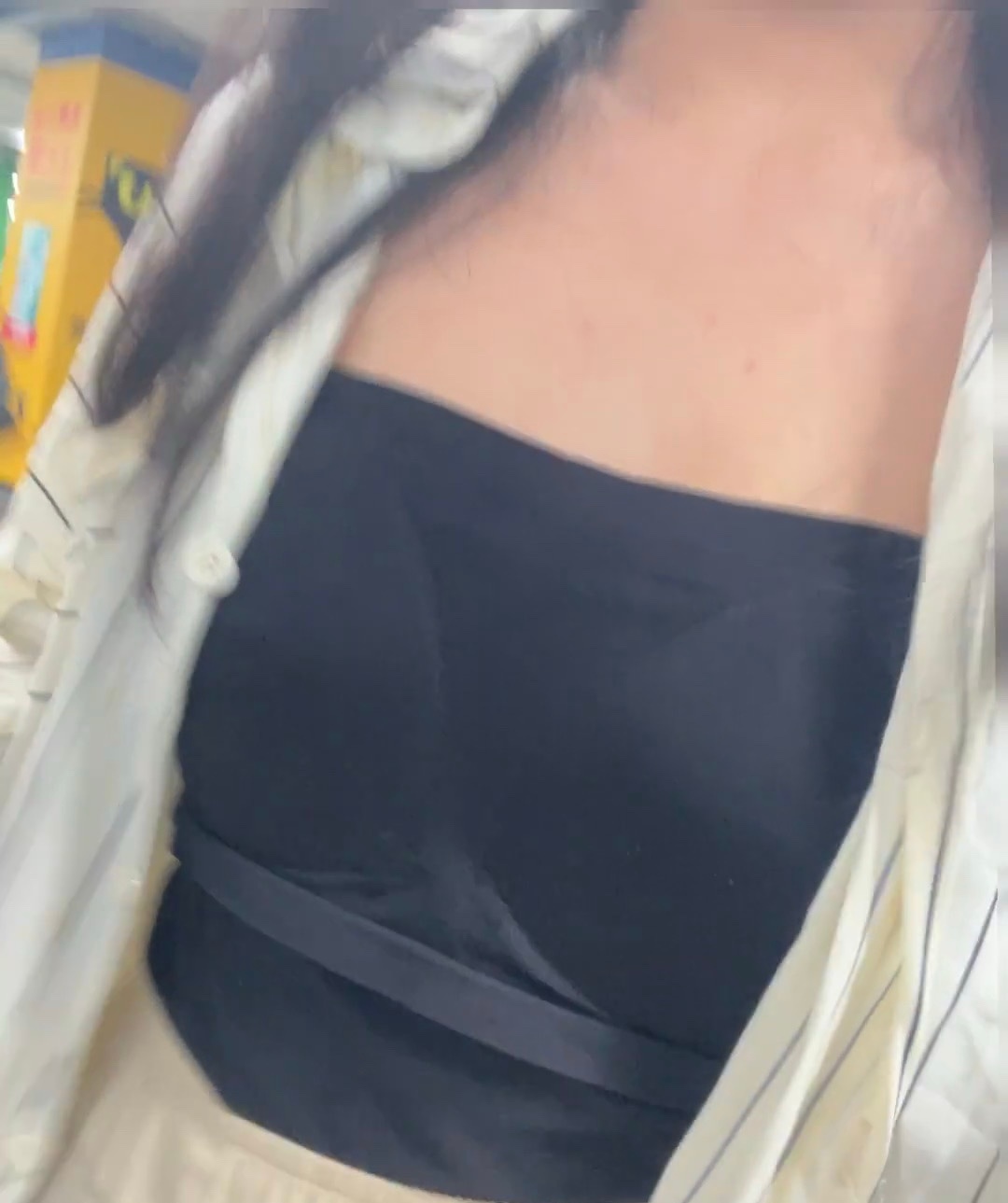 到地铁才发现我这样穿了一整天下班了才发现衣服穿反了，好尴尬，好想噶 我居然上班一