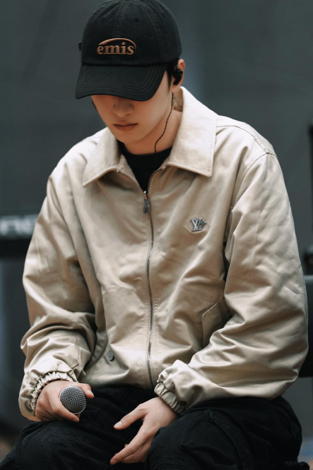 严浩翔要弹贝斯了 哦莫，严浩翔要弹贝斯了，就问谁能不期待这个五一演唱会呢？距离见