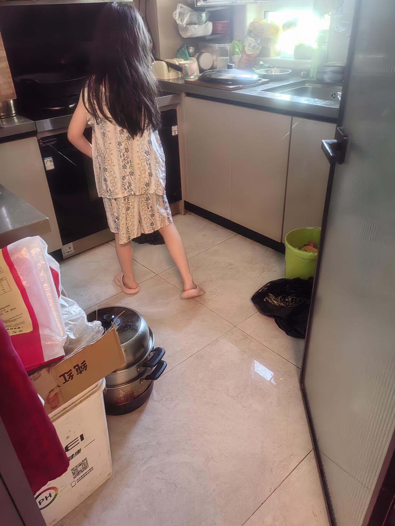 今天起个大早，八点半都起床了。
     擦点黄瓜丝，摊鸡蛋饼，抹点蒜蓉辣酱吃的