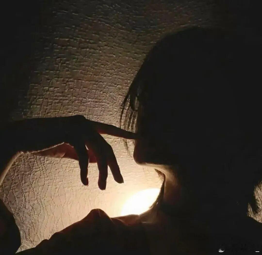 用一整个年少时光才懂，有的人既不肯给你真心，也不肯轻易放你离开。 