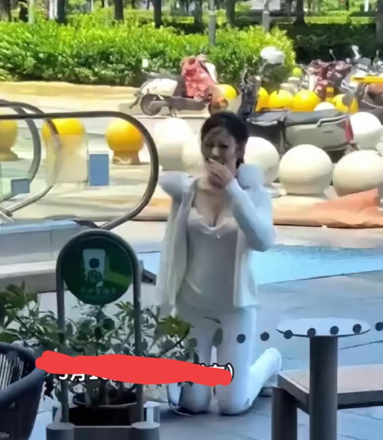 上海街头，5月16日，这么一幕可太让人揪心了。一个穿着有点袒胸露乳的年轻姑娘，就