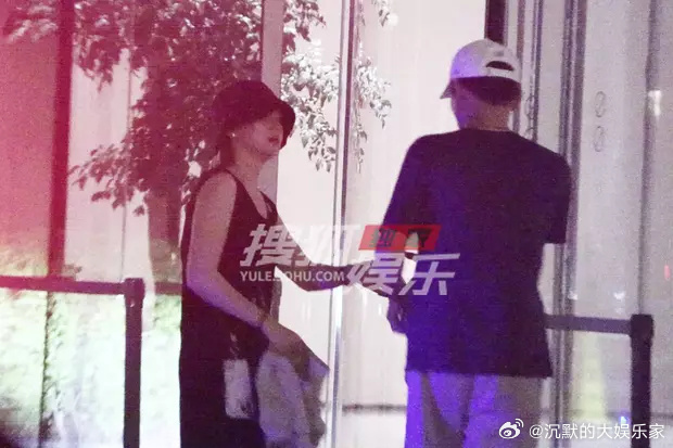 叔，这也太甜了！李乃文被拍到在妻子杨婷工作的写字楼下等待她下班。当杨婷的车辆停稳
