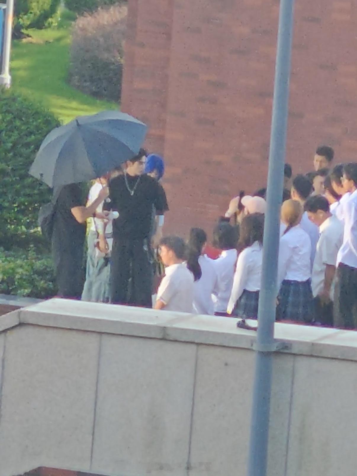 宋威龙被偶遇在上海的学校拍摄上海建桥学院偶遇宋威龙宋威龙上海学校拍摄