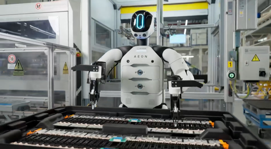 机器人进厂打工。宝马、小米工厂部署人形机器人参与复杂装配。小米机器人已在压铸车间