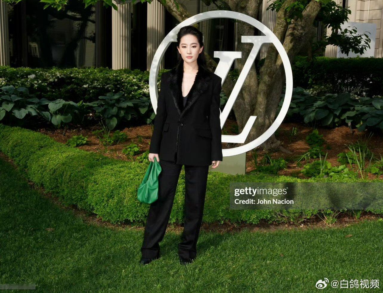 刘亦菲状态好得不像话 刘亦菲好漂亮的轮廓线条刘亦菲西装背头造型狠狠拿捏高级感，流