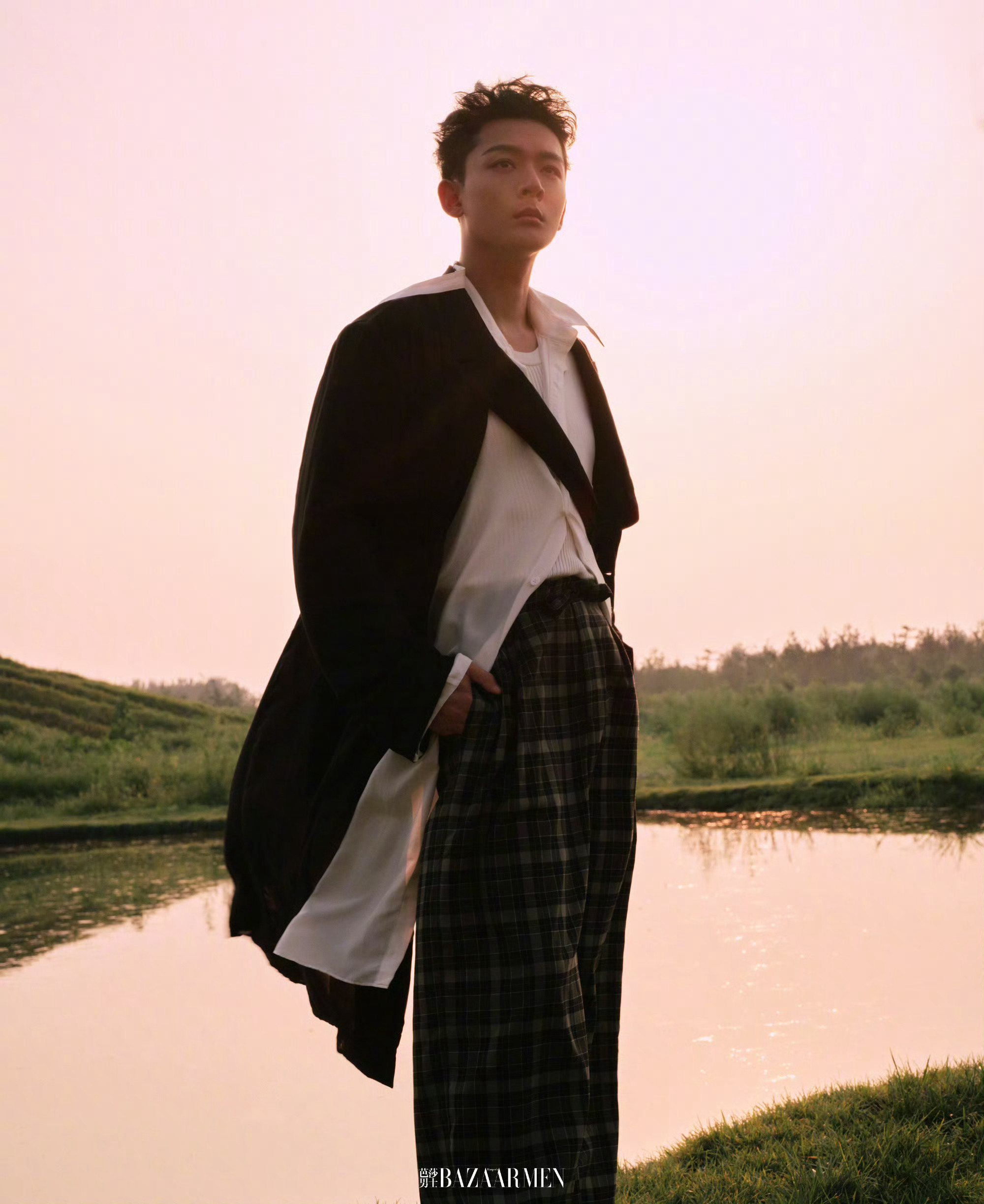 张晚意录完花少晒黑了好几个度 张晚意登《芭莎男士》封面，黑了好几个度也挡不住魅力