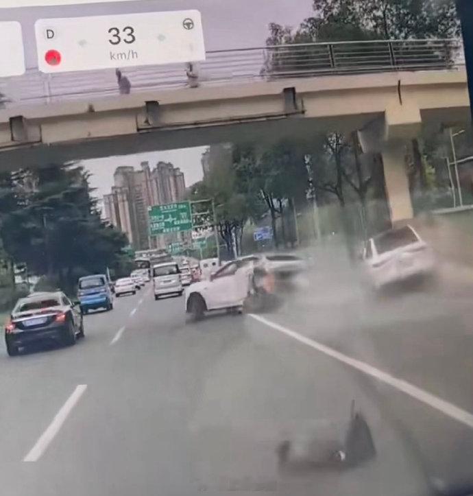 【成都三环路被撞起火车主发声：被撞晕几秒后从车窗爬出逃生，是油电混动车】成都被撞