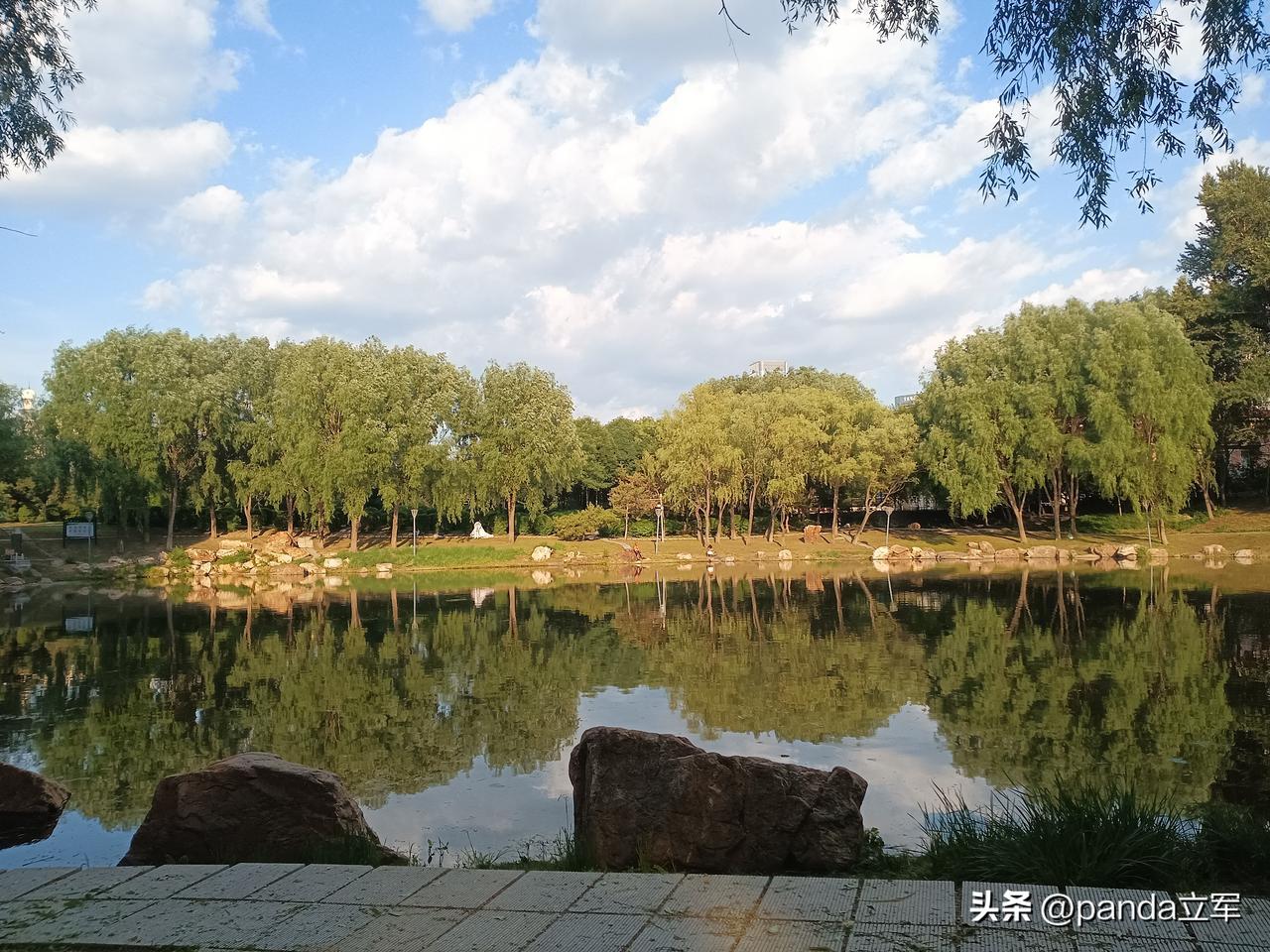 人是有灵魂的，AI怎么能代替。
流行一时的AI短剧，我现在对它有点生厌，人物的脸
