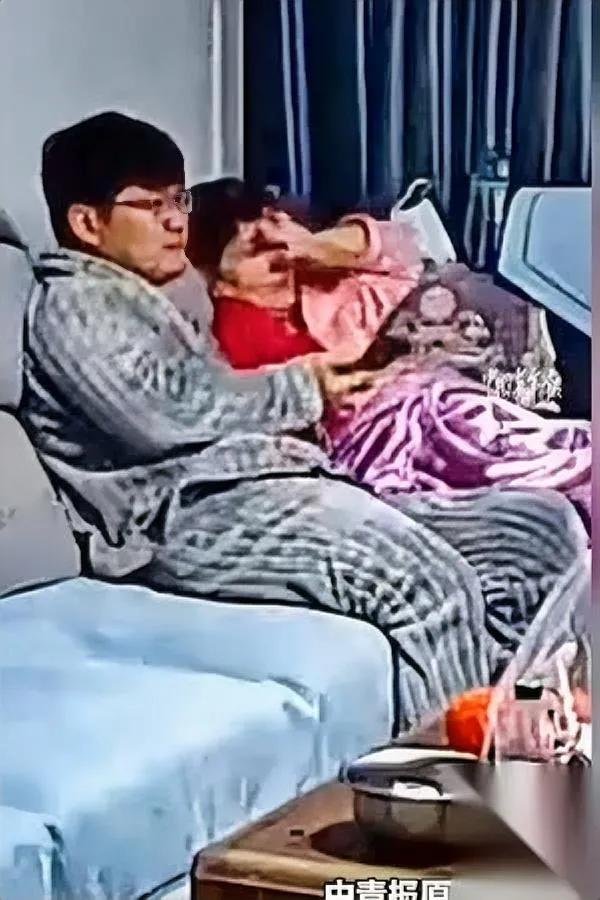 儿子突然抱着妈妈大哭

病理报告藏着啥秘密？

只见小伙边跳脚边喊：“良性！妈你
