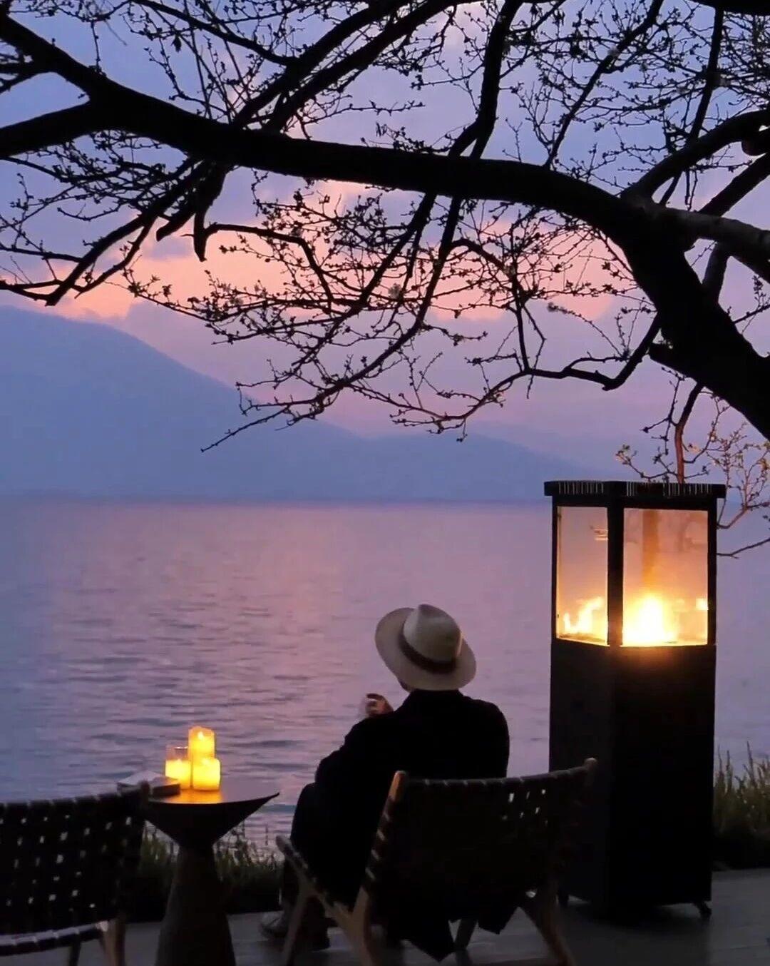 寒翁吟 · 故友难忘

夕照垂身影，山外不见归童。听芦笛，苇林中。挂一袭芙蓉。无