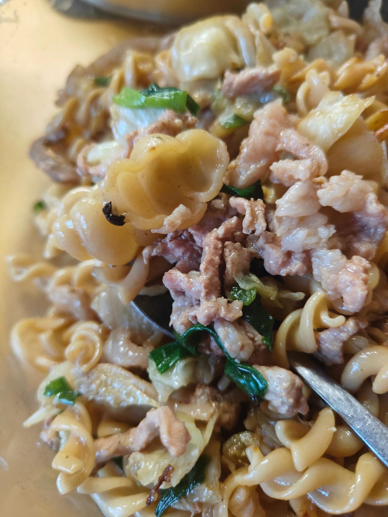 🍝镬气裹着肉丝跳探戈，贝壳螺丝面卷走午后倦意☕，平凡烟火最抚凡人心～