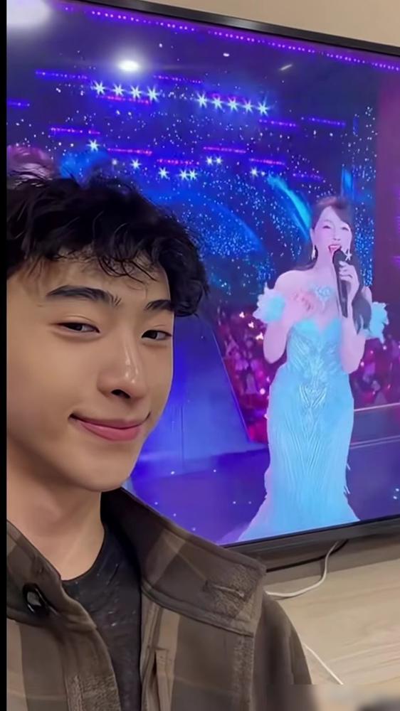 秦昊一句“回去别跟你妈说”，比圈里九成父子情深的剧本，都来得实在。
 
掀桌布，