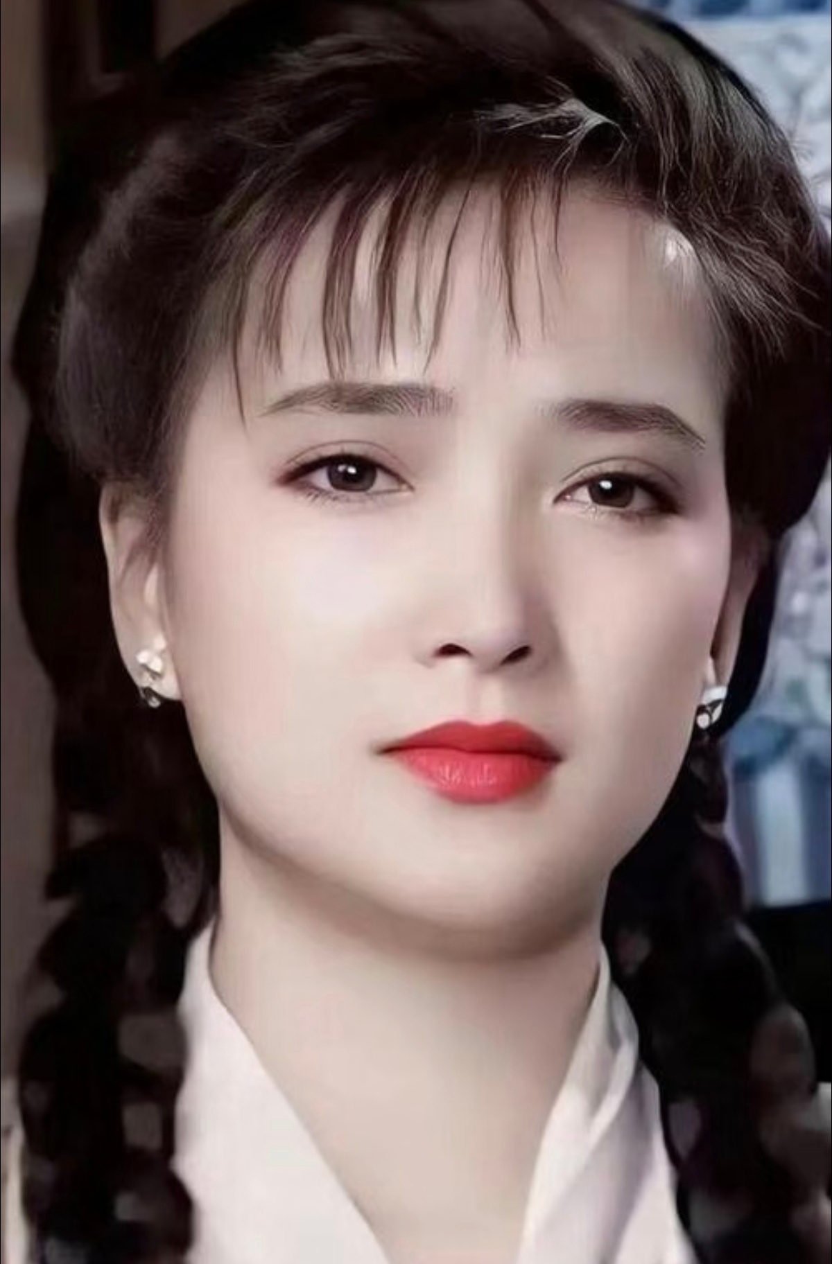 演员何晴去世何晴居然过世了，才61岁…她特别有古典美，眼波流转，仿佛自带柔光滤镜