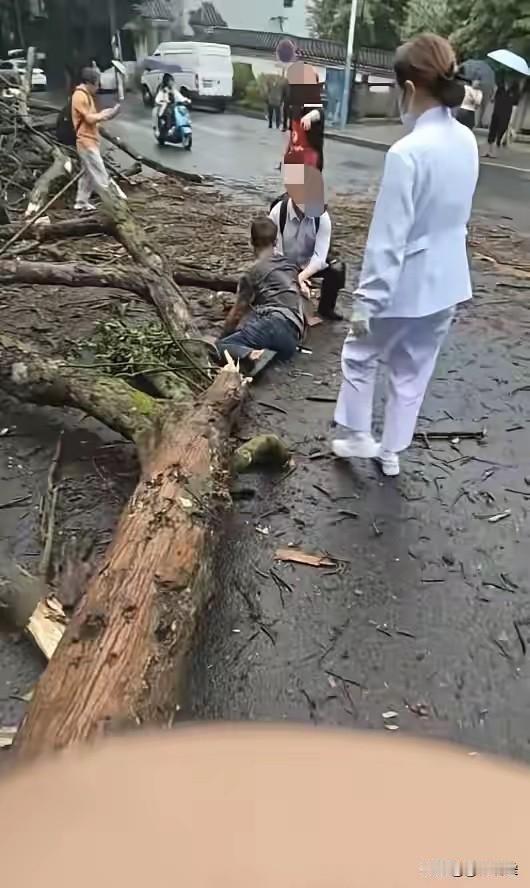 “到底谁该负责？”四川泸州，一位51岁的大哥出门去医院看风湿病。车子刚停好，人还