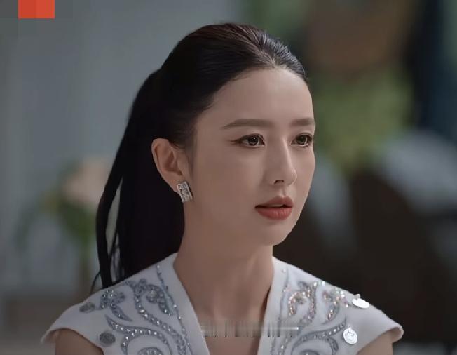 佟丽娅：我不会弹钢琴，但我从小会教钢琴。
鲁豫：这怎么完成？

佟丽娅：我从小父