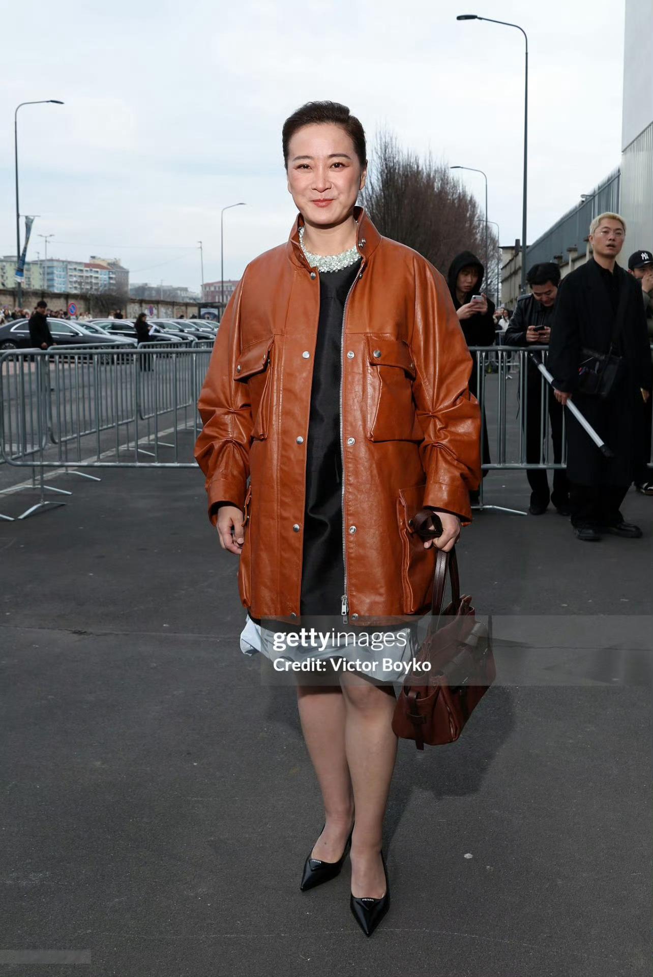 贾玲 今日Prada 2026秋冬男装大秀，现场G社生图，派头很足~ Prada