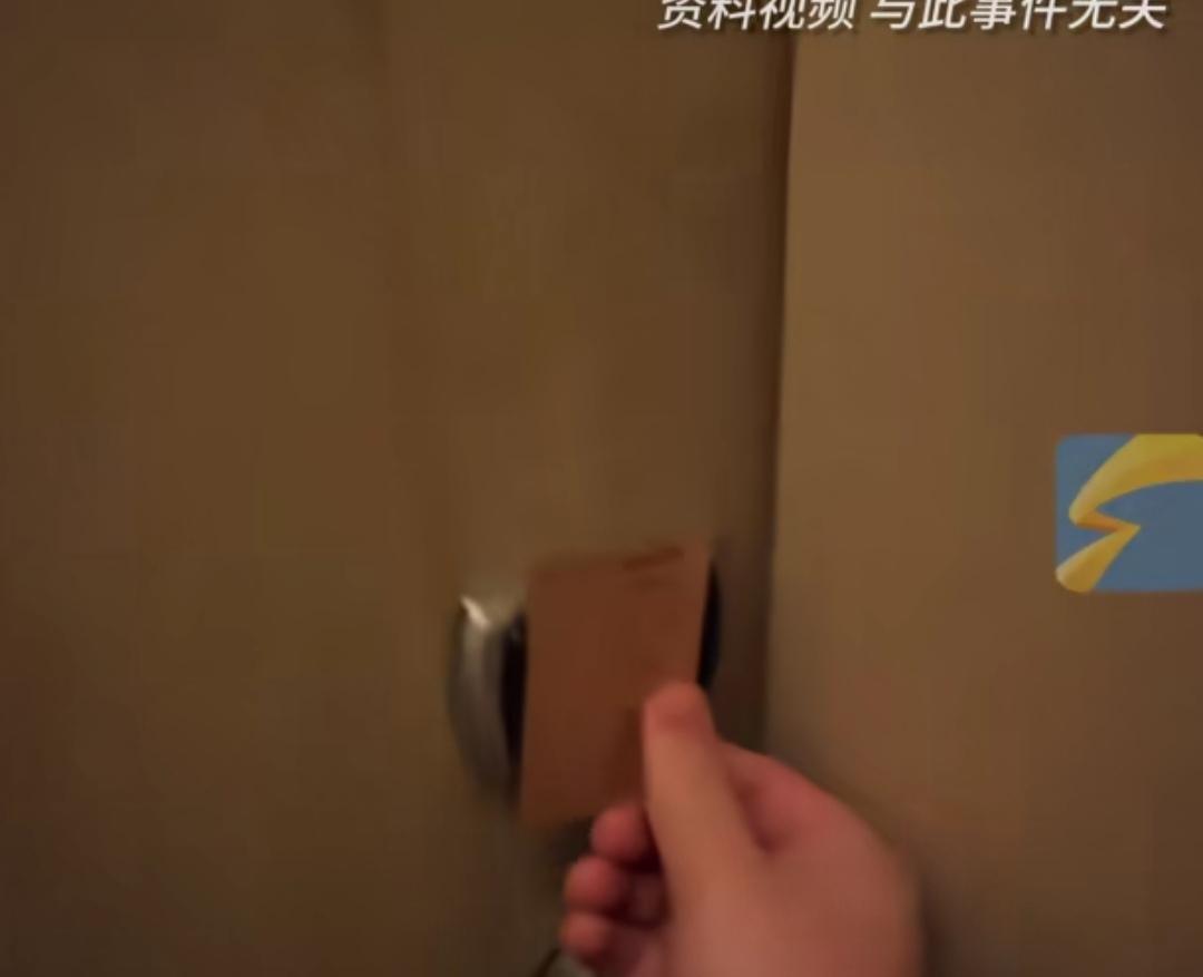 付了房费，入住酒店，清晨却被酒店工作人员用总卡打开房门，女游客竟遭遇猥亵！

1