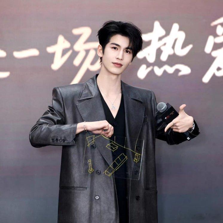 张凌赫出道6年7部爱奇艺男主剧张凌赫出道六年已累计七部爱奇艺男主剧，最新民国剧《