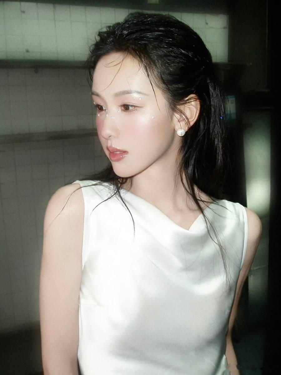 陈都灵穿白色缎面无袖长裙 清透纯欲宛如天使 