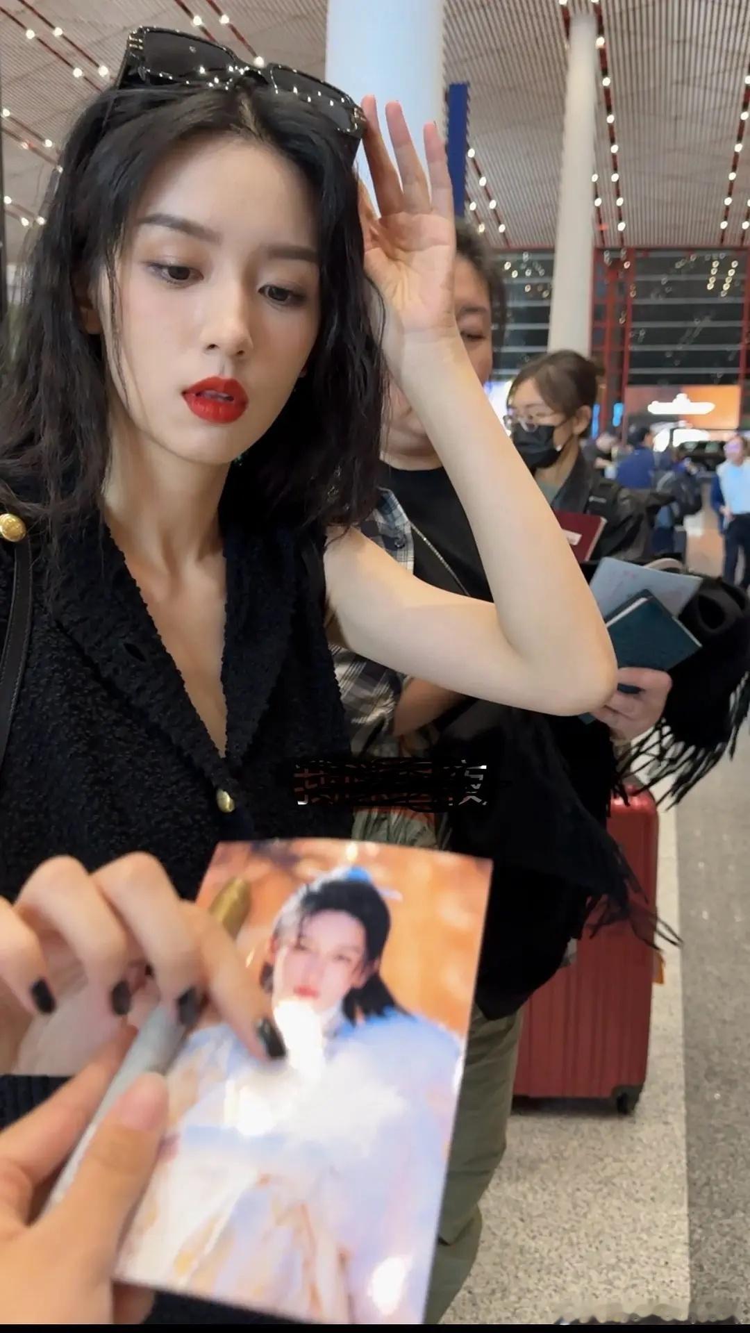 这利落的眉型大红的嘴巴子完全slay啊，周也太棒啦！ ​​​