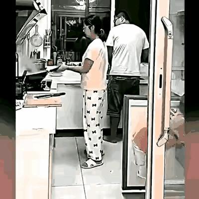 看到最后你想说什么？

一家三口在厨房做饭，男人在洗菜，女人在烧菜，女儿在拿冰箱