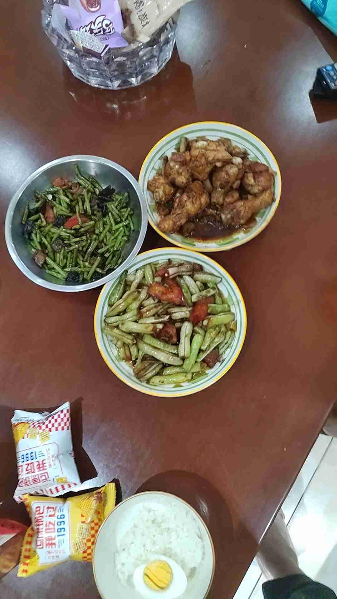 大学生儿子放假回家了

晚上我下班回家本想着带他一起出去搓一顿吧

谁知儿子却不